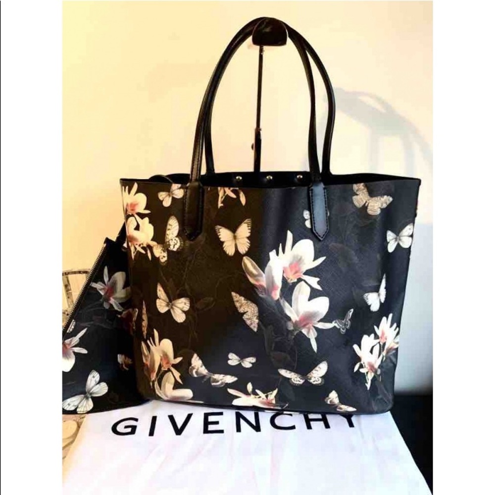 Givenchy Antigona Tote Magnolia Moth.